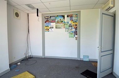 <p>Het vertrek linksvoor op de verdieping. Dit vertrek en het vertrek hierachter waren oorspronkelijk ingedeeld als kamers-en-suite. De doorgang is later dichtgezet. </p>
